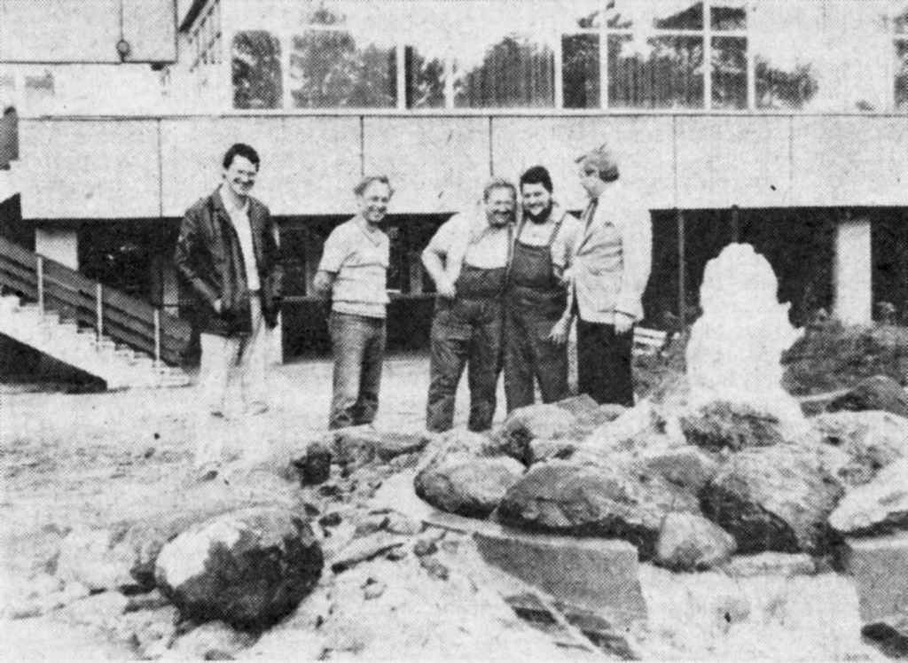 Handwerker vor dem Brunnen