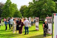 Menschen shauen sich eine Open-Air-Ausstellung an
